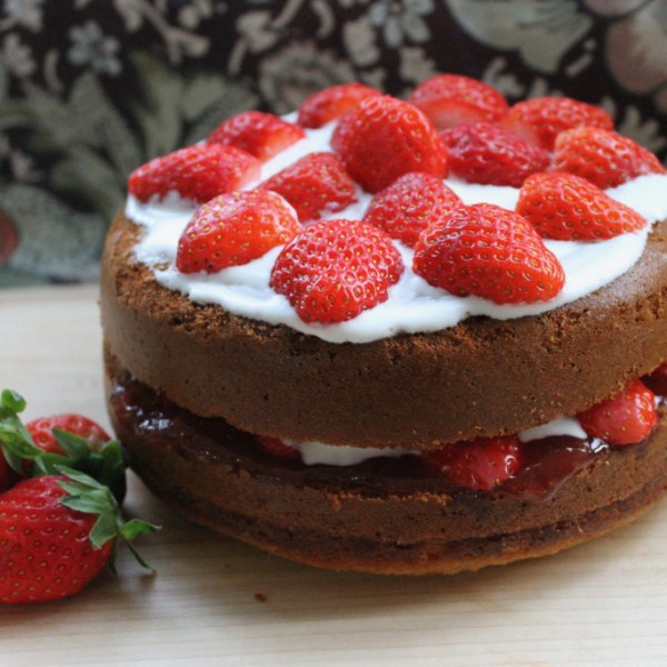 RICE COOKER YOGURT STRAWBERRY CAKE